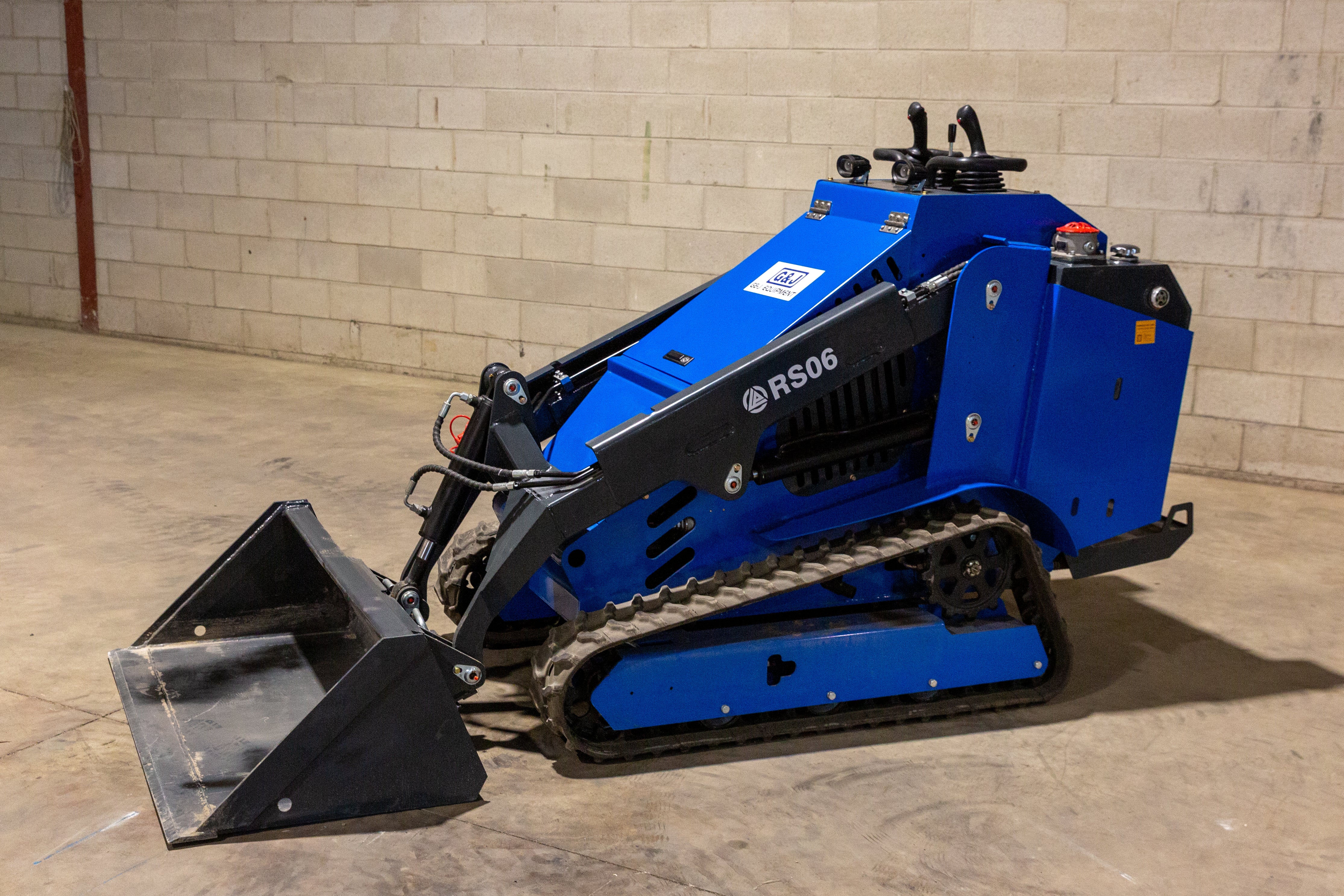 RIPPA RS06 compact Skid Steer side view